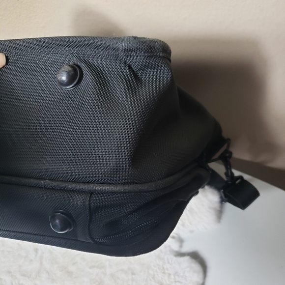 Tumi 225D3 Black Carry-on Travel Overnight Bag Case with Shoulder Strap-17x13x8" - Picture 7 of 15